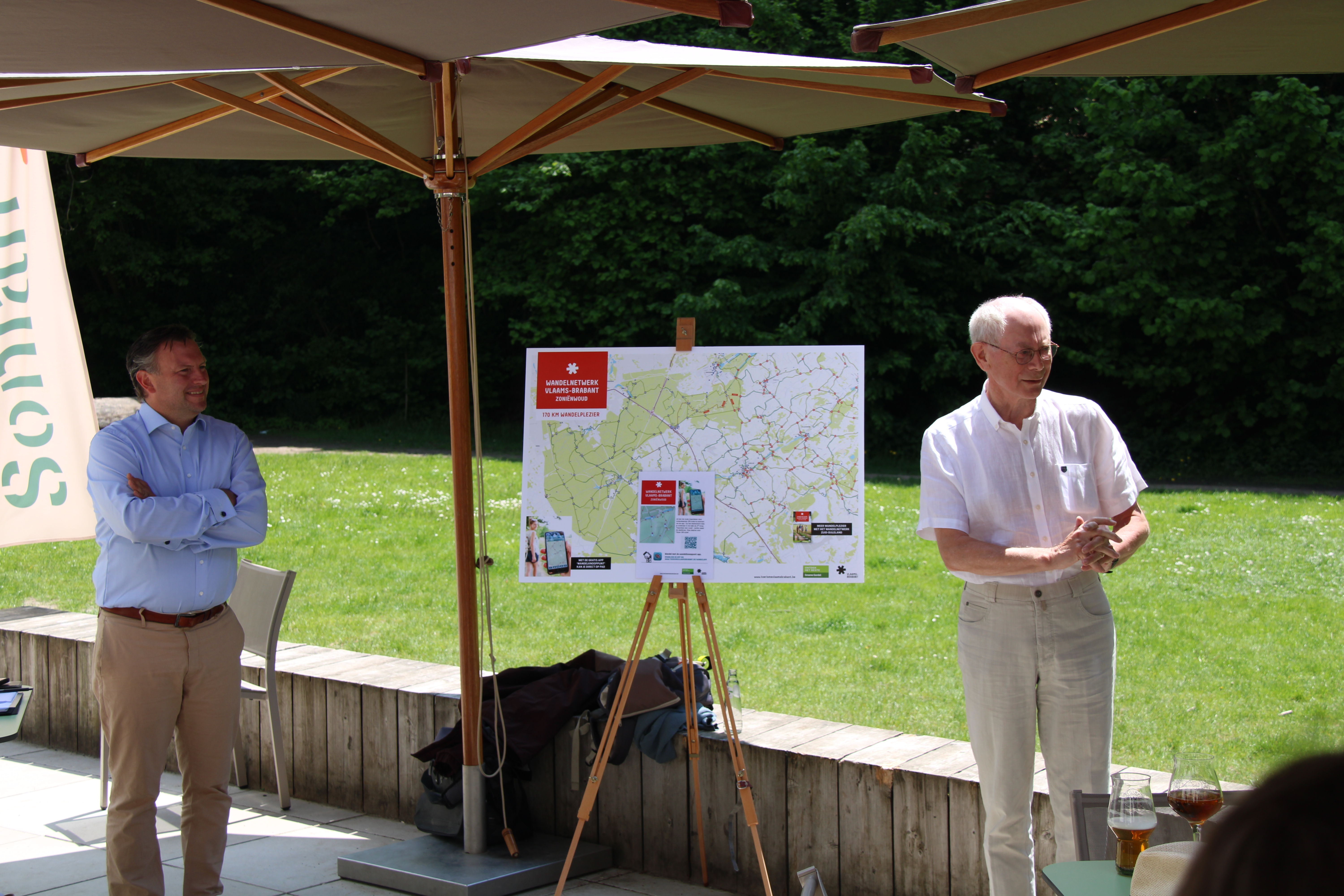 Gedeputeerde Gunther Coppens en Herman Van Rompuy, voorzitter van Stichting Zoniënwoud, stellen het nieuwe wandelnetwerk voor