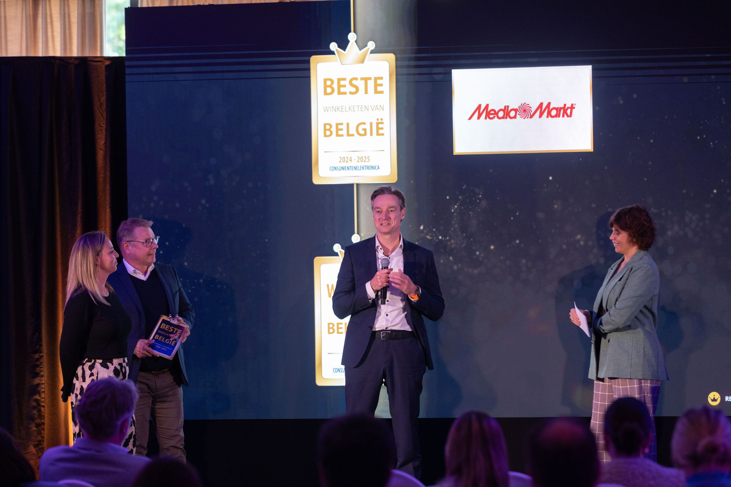 Benelux CEO Remko Rijnders, COO Carsten Geilert en marketeer Sofie De Beus mochten de award in ontvangst nemen.