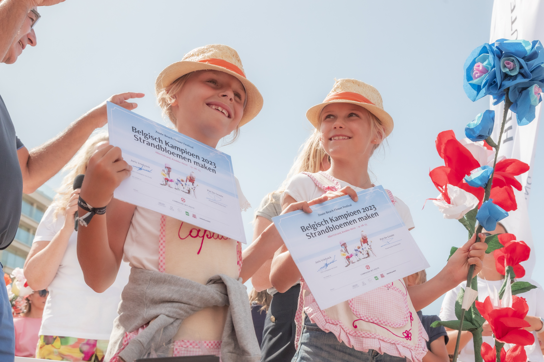 Lila de Waziers de Knokke-Heist et Capucine Loontjes d'Izegem sont les premiers enfants à remporter le championnat de Belgique de fabrication de fleurs de plage