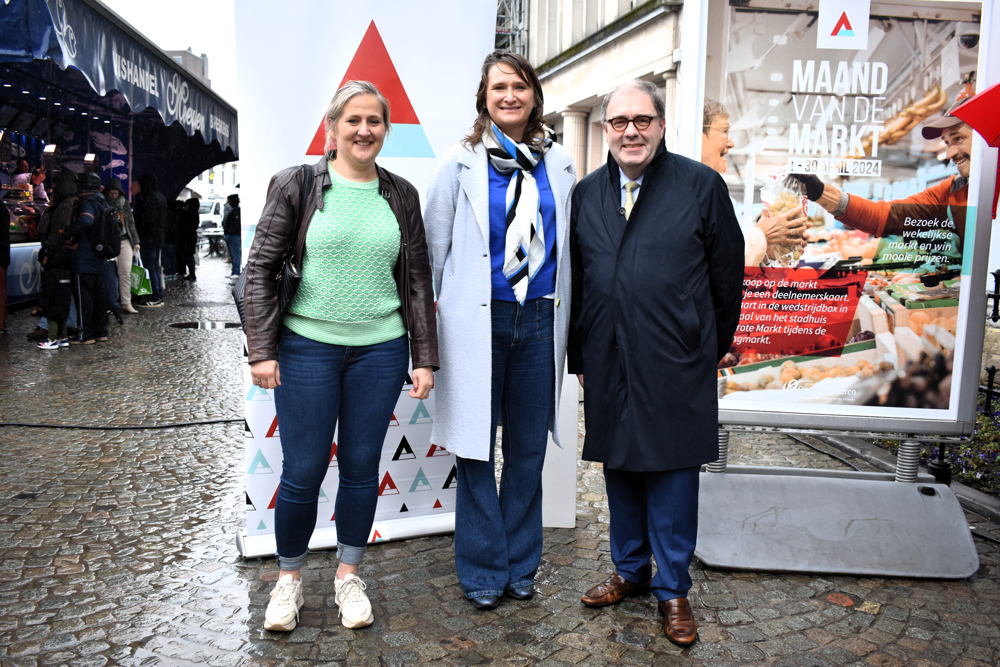 vlnr. schepen Katrien Beulens, gedeputeerde Leentje Grillaert, burgemeester Christoph D'Haese