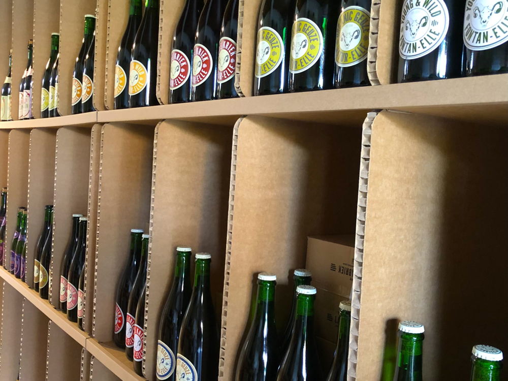 Meer dan 300 lokale streekproducten staan er in het magazijn van Het Huis van de Geuze
