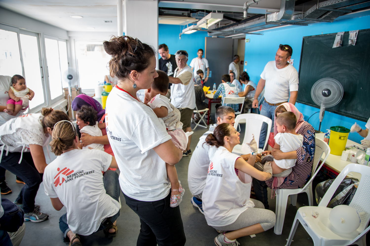 En juin et juillet 2016, MSF a mené des campagnes de vaccination dans différents camps de réfugiés en Grèce en ciblant plus de 4600 enfants de moins de 15 ans. Cette campagne avait pour but de protéger les enfants réfugiés contre un certain nombre de maladies dont la pneumonie. © Pierre-Yves Bernard/ MSF