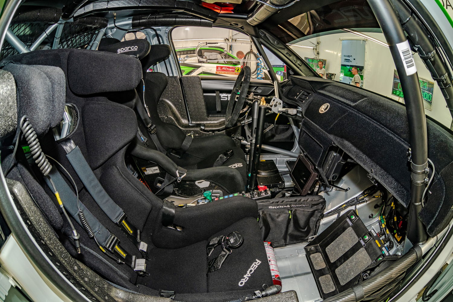 Safe and functional: The cockpit of the ŠKODA FABIA
Rally2 evo with its roll cage and racing seats with head
wrap around