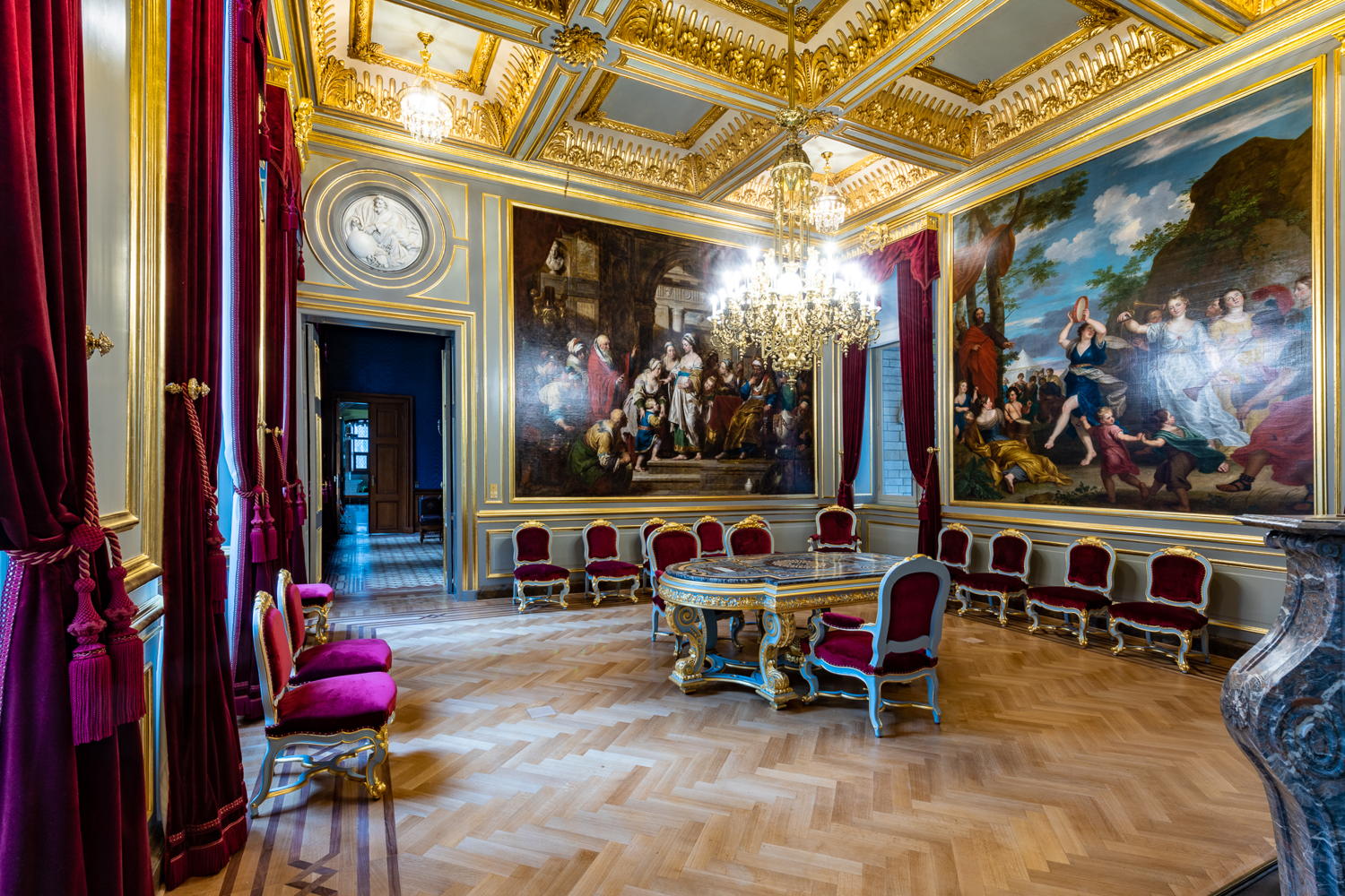 Een blik op de gerestaureerde salons in het historisch stadhuis.
