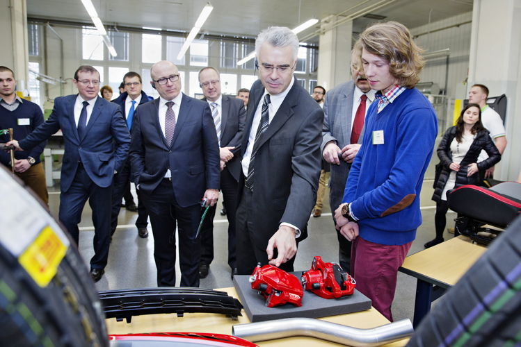ŠKODA Academy trainees continue the new tradition of building their dream car this year at the company’s headquarters in Mladá Boleslav. They recently presented the state of development of ‘Trainee Car III’ to the ŠKODA Board members.