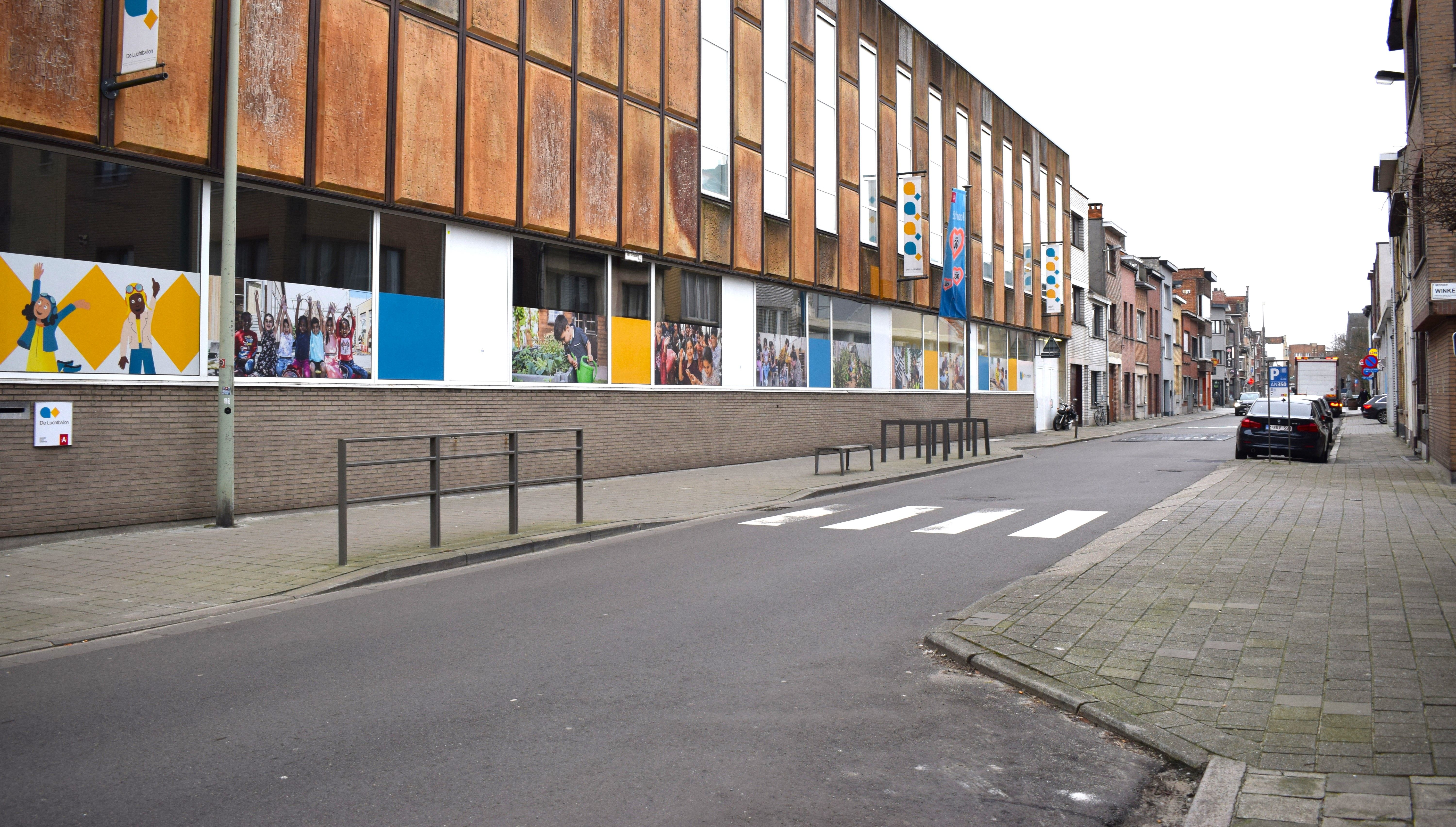 Dankzij een voetpaduitstulping en verkeersplateaus wordt er trager gereden in de Sint-Bartholomeusstraat.