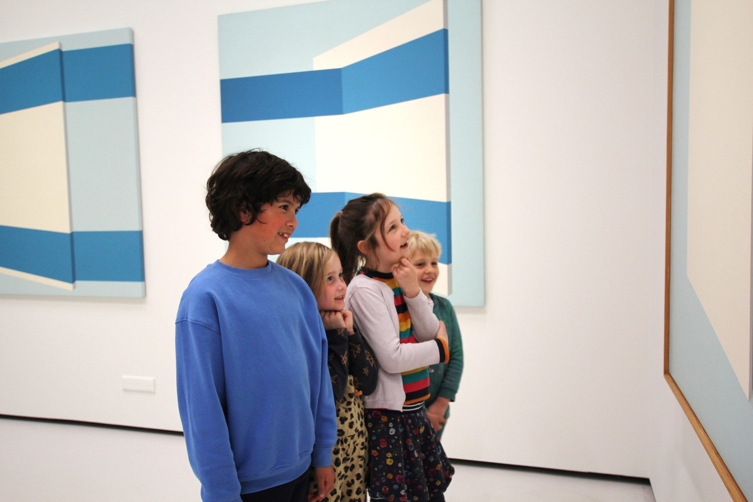 Kinderen in de tentoonstelling Daan van Golden - The Original, foto Jackelien Beerens