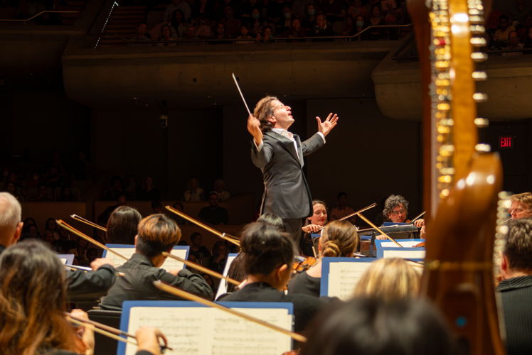 Gustavo Gimeno and the Toronto Symphony Orchestra (Photo by Allan Cabral)