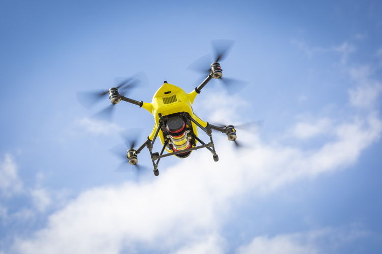 De drone met het menselijk weefsel kort voor de landing. (Credit: ZNA / Dirk Kestens)