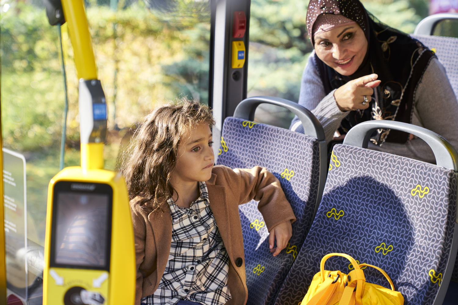 Kind en moeder in de bus