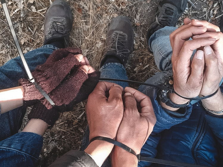 Médicos Sin Fronteras localiza a tres personas esposadas y cuatro heridas en la isla griega de Lesbos