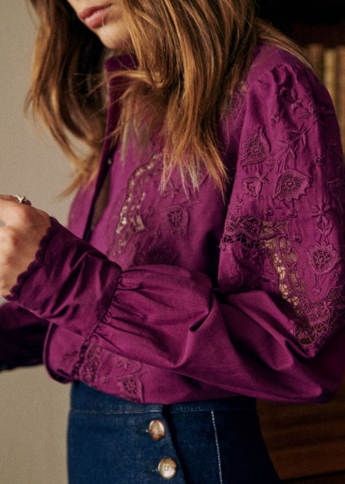 Sézane -Chemise HONEY Broderie placee violet fonce fond violet - 95€