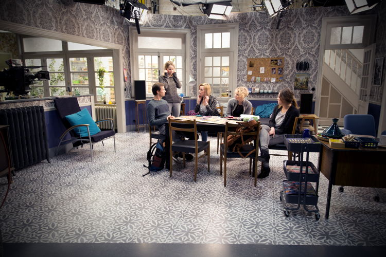 Joy Anna Thielemans en Moora Vander Veken op de set van THUIS samen met nieuwkomers Tine Priem, Ditte Jaspers en Michiel De Meyer (c) VRT