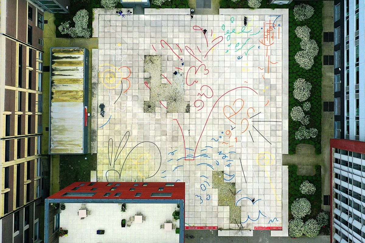 Ilke Gers, XO, 2024   Schilder installatie  Building Castles in the Sky door Gouvernement Gent, AZ Sint-Lucas ziekenhuis, Gent, België  © Foto Joseph Khoury