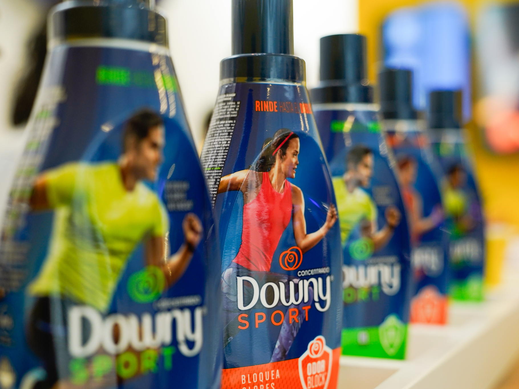 Downy® Sport, el primer suavizante diseñado para ropa deportiva que protege contra olores intensos