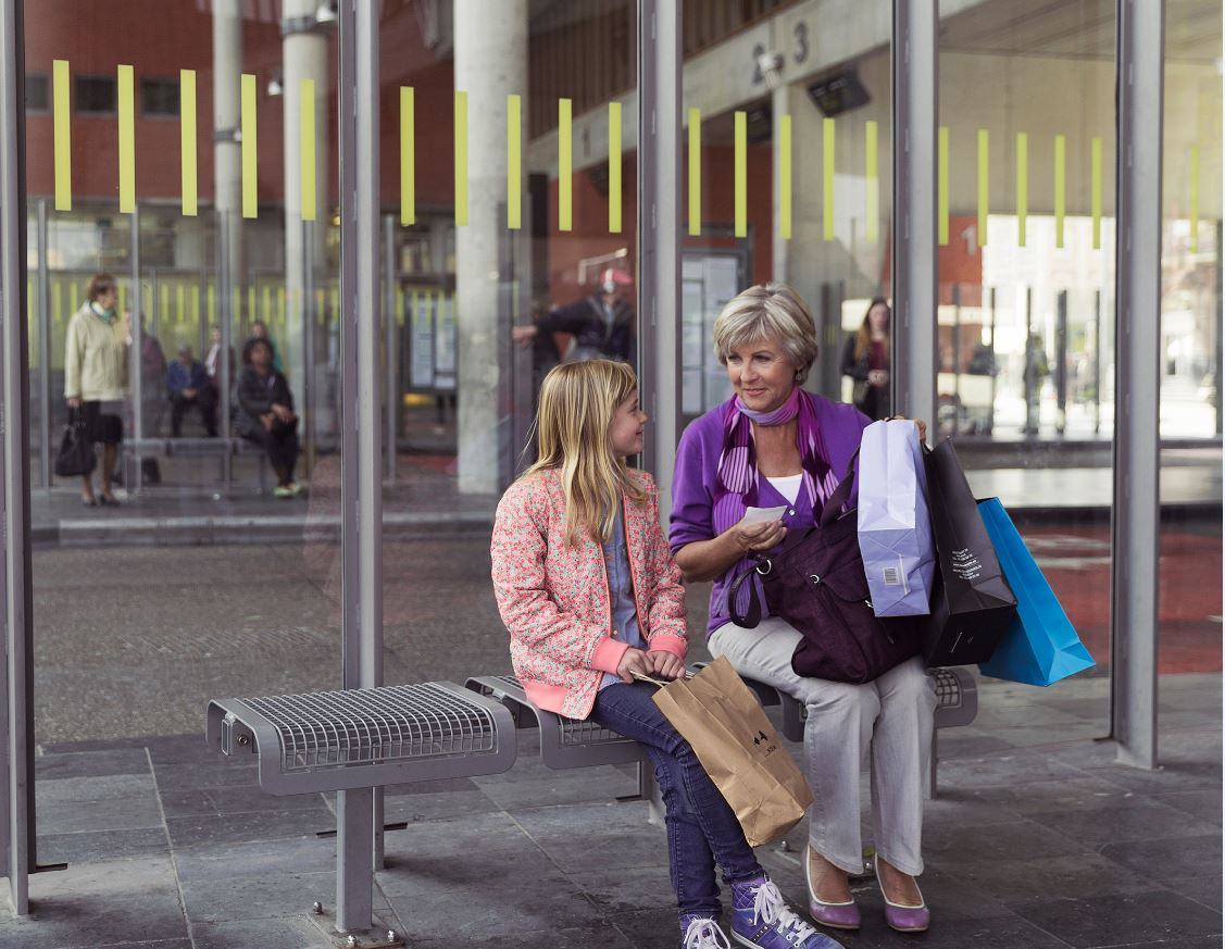 Grootouders en hun kleinkinderen nemen liever samen de bus dan de auto. 18 % van de grootmoeders vindt het stresserend om de auto te nemen met kinderen.