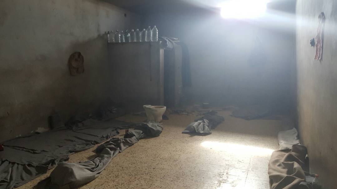 Dans cet espace, jusqu'à 70 personnes sont enfermées dans le centre de détention de Zuwara - 24 avril 2018 (c) MSF