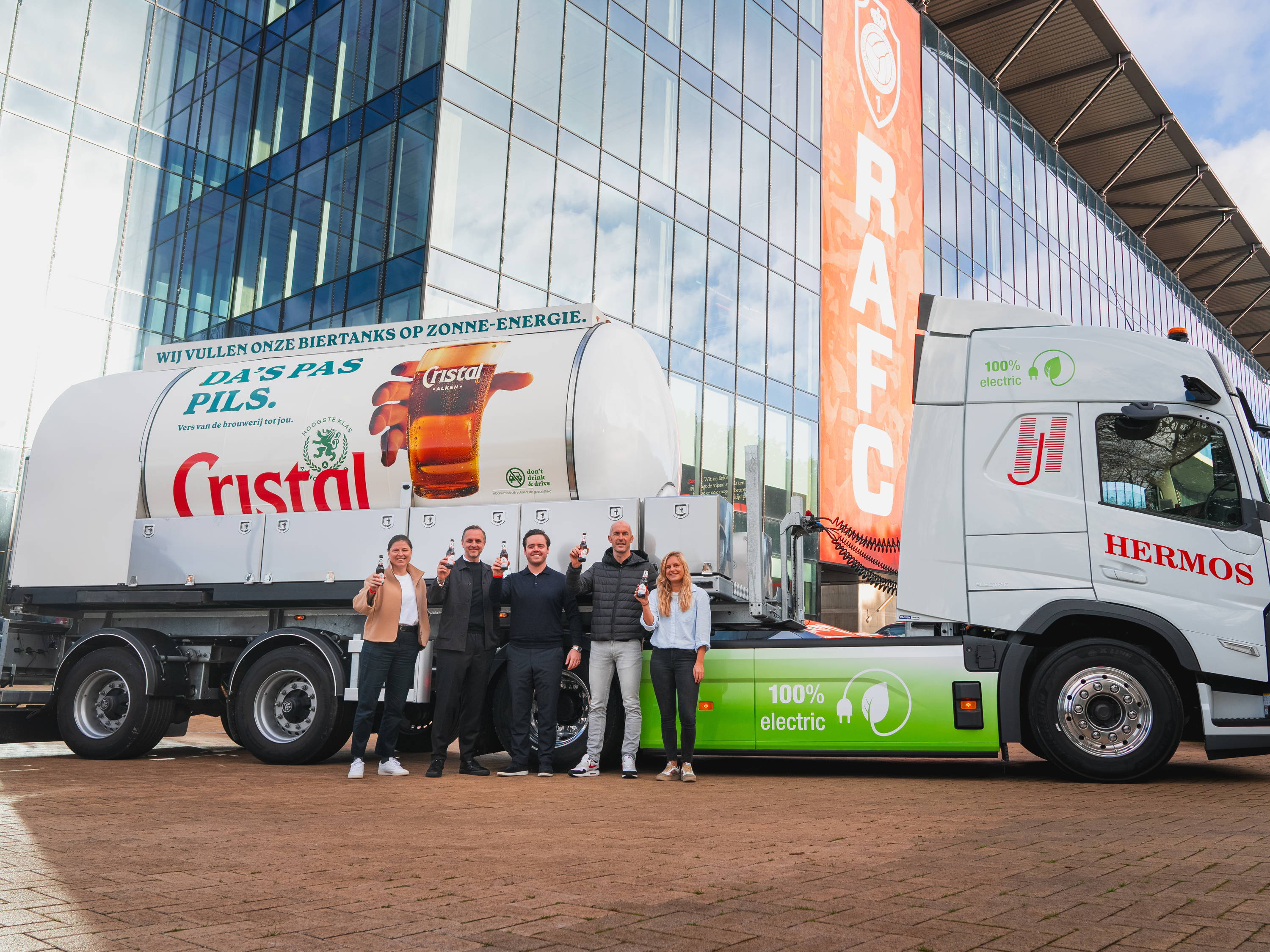 Primeur op Belgische wegen: allereerste elektrische tankbiertruck levert verse Cristal voor topmatch tussen RAFC en Standard