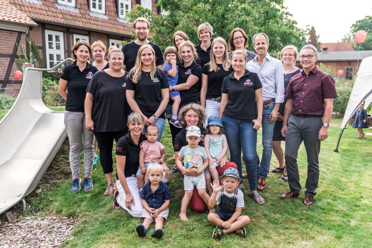 Das Kita-Team mit Leiterin Ilka Haßkerl, Andreas Sennheiser, Axel Antons-Eichner und einigen „Ohrwürmchen“