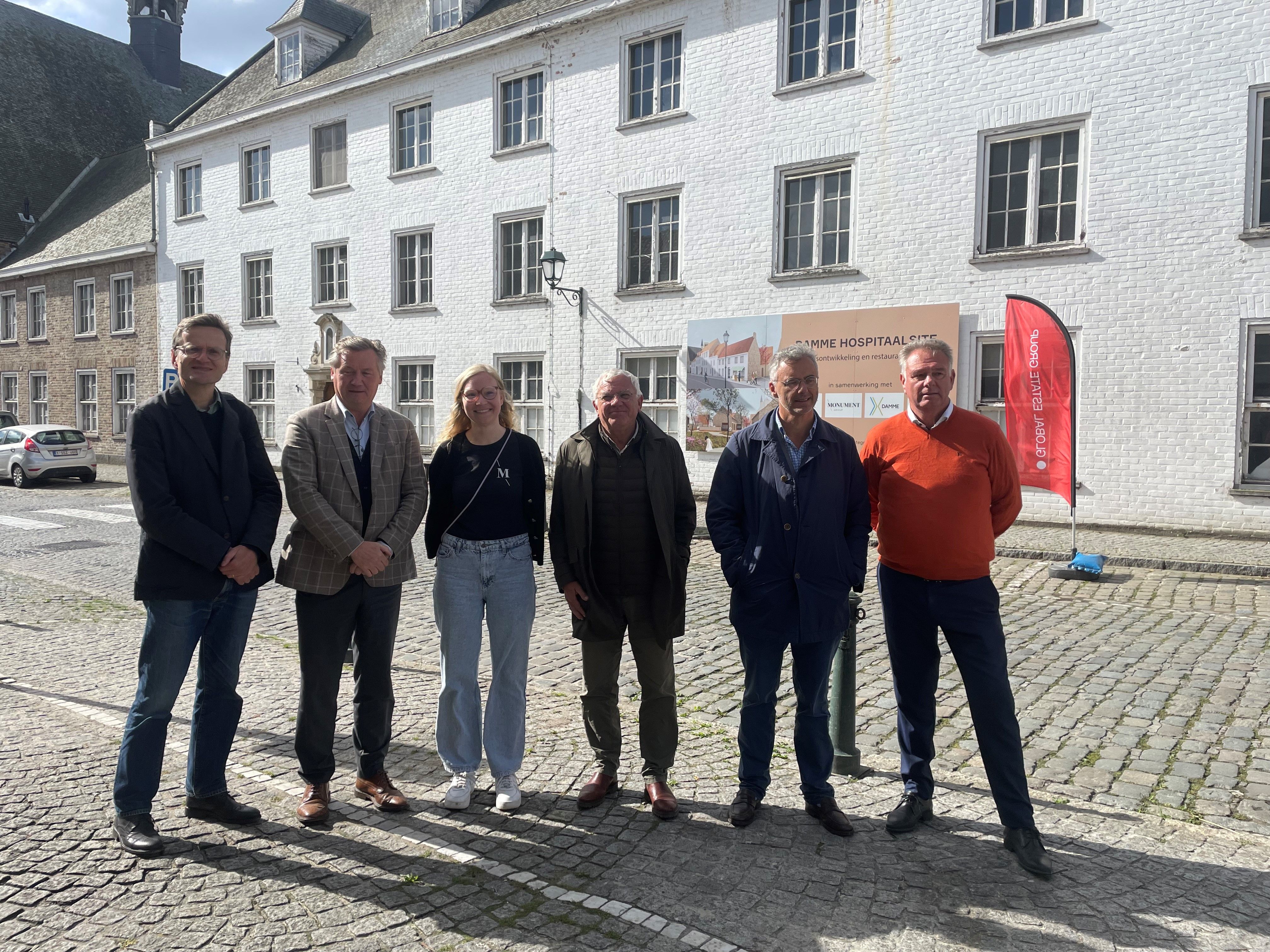 vlnr: Philippe Viervin (architect), Pieter De Poorter (gedelegeerd bestuurder Monument), Siel Leemans (projectleider archeologie Monument), Filip Babylon (schepen Damme), Joachim Coens (burgemeester Damme) en Luc Beke (eigenaar Global Estate Group)