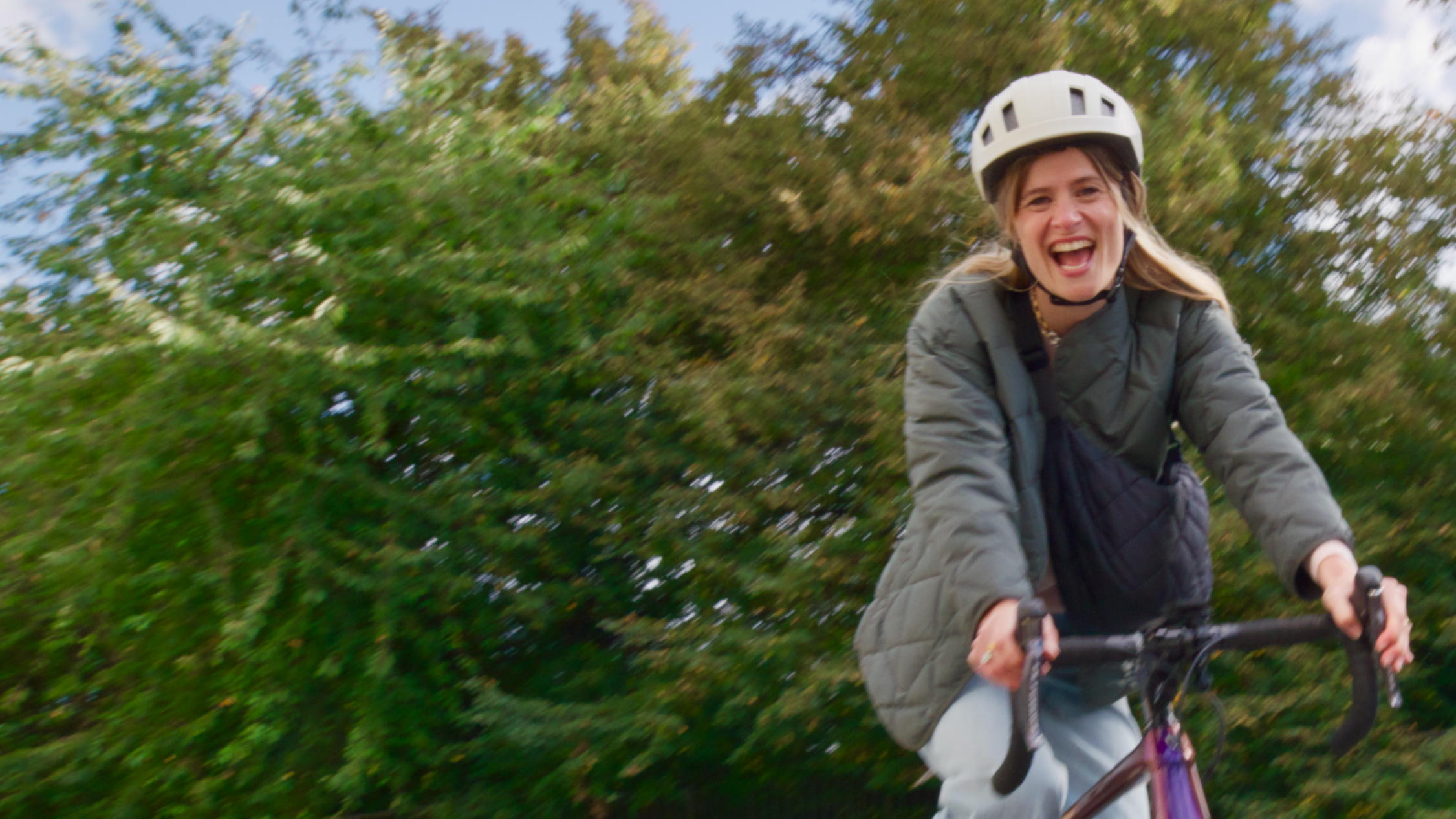 Eva De Roo fietst stijlvol én veilig door Brussel met de nieuwe urban-helmenlijn van Lazer