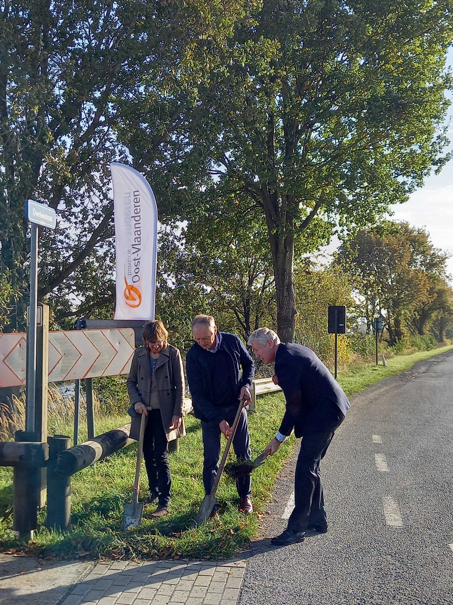 gedeputeerde Riet Gillis, schepen Patrick Hoste en burgemeester Pieter De Crem