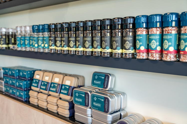Aan het einde van de rondleiding kan je in onze shop ook nog zout kopen om thuis te gebruiken (© Sandra Koppelaar Fotografie)