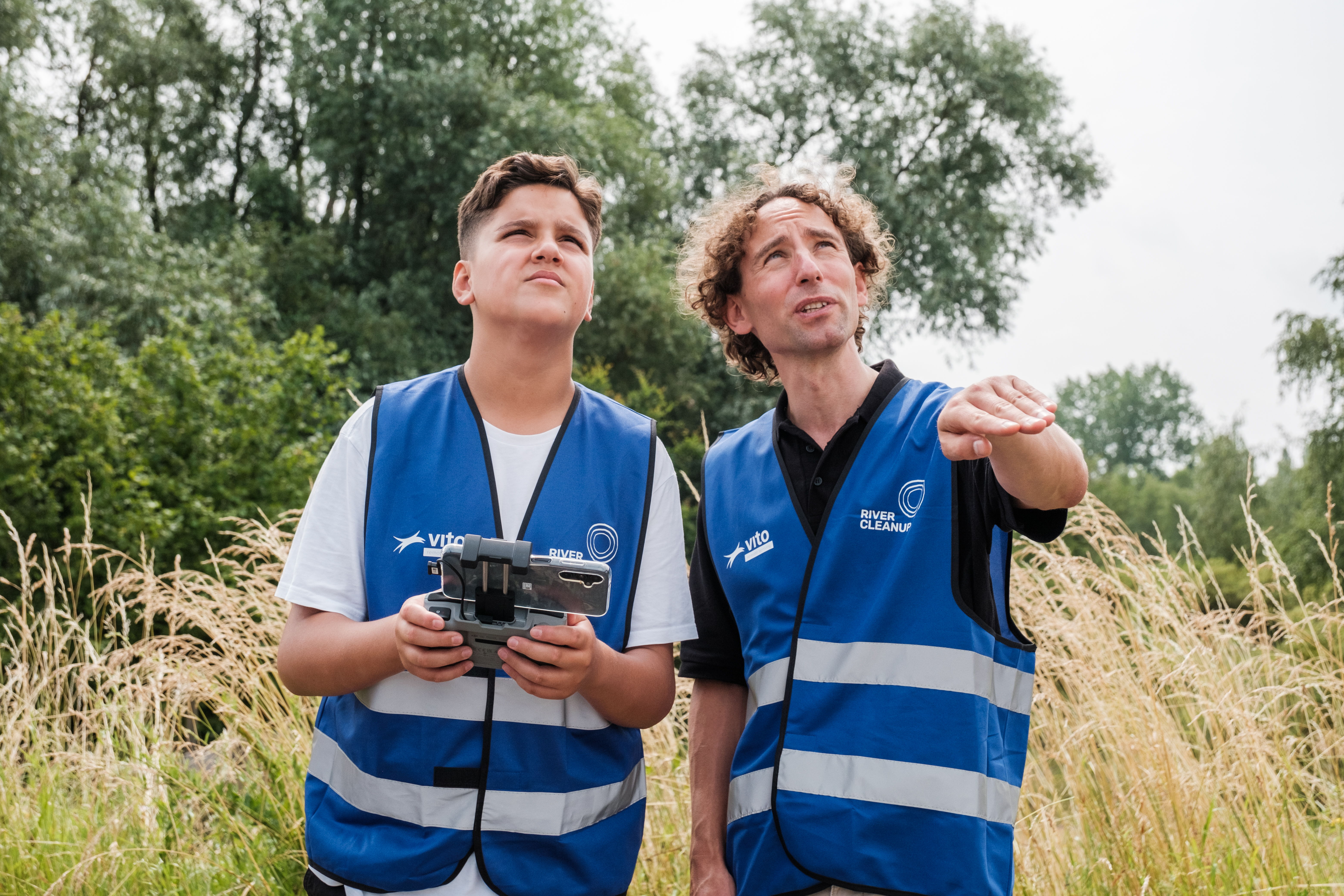 Le citoyen Amien Sellami prend des photos avec un drone en compagnie de Klaas Pauly, chercheur chez VITO.