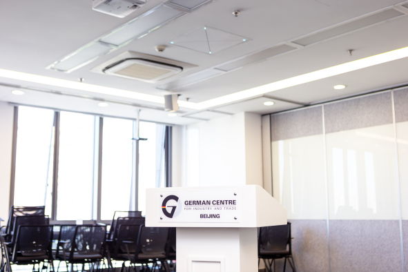 The German Centre Beijing installed two Sennheiser TeamConnect Ceiling 2 microphone units in its Stuttgart meeting room