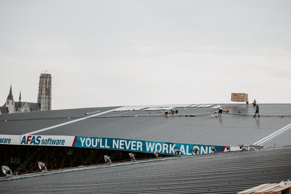 Zonnepanelen van Luminus op het dak van het AFAS stadion van KV Mechelen