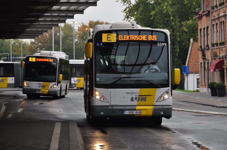 2 inductief geladen, volledig elektrische bussen aan 't Zand in Brugge.