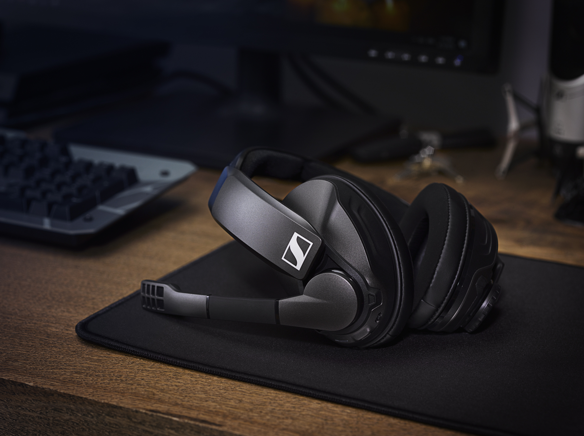 UP TO 100 HOURS OF WIRELESS GAMING