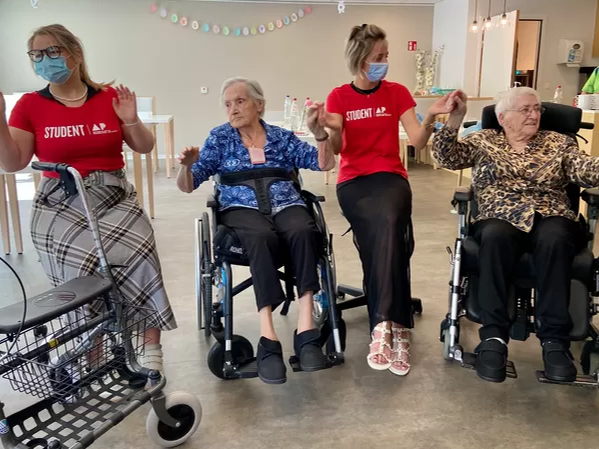 Studenten gaan Dans 'Challenge' aan met woonzorgcentra