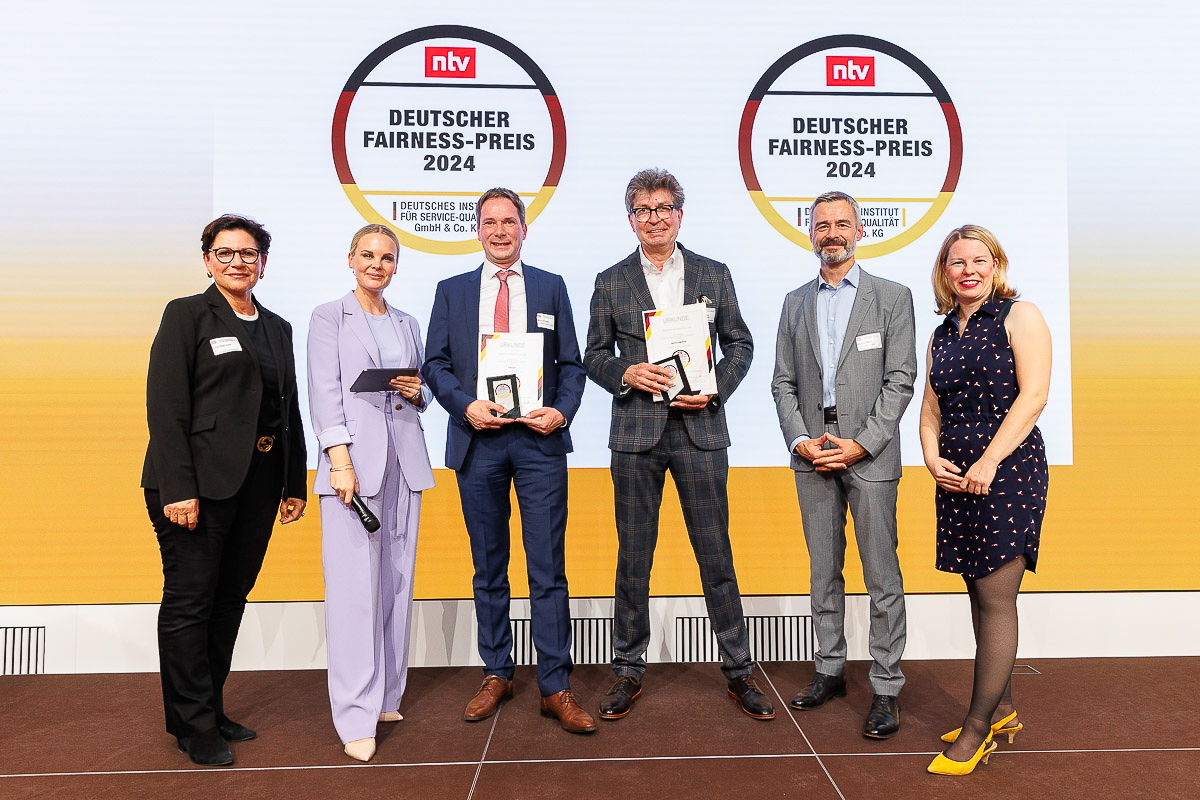 Mirco Schmidt, Geschäftsführer von Diamant (3. v. l.) bei der Preisverleihung des Deutschen Fairness-Preis 2024 in Berlin (Foto © Christian Schlenker / DISQ / ntv)