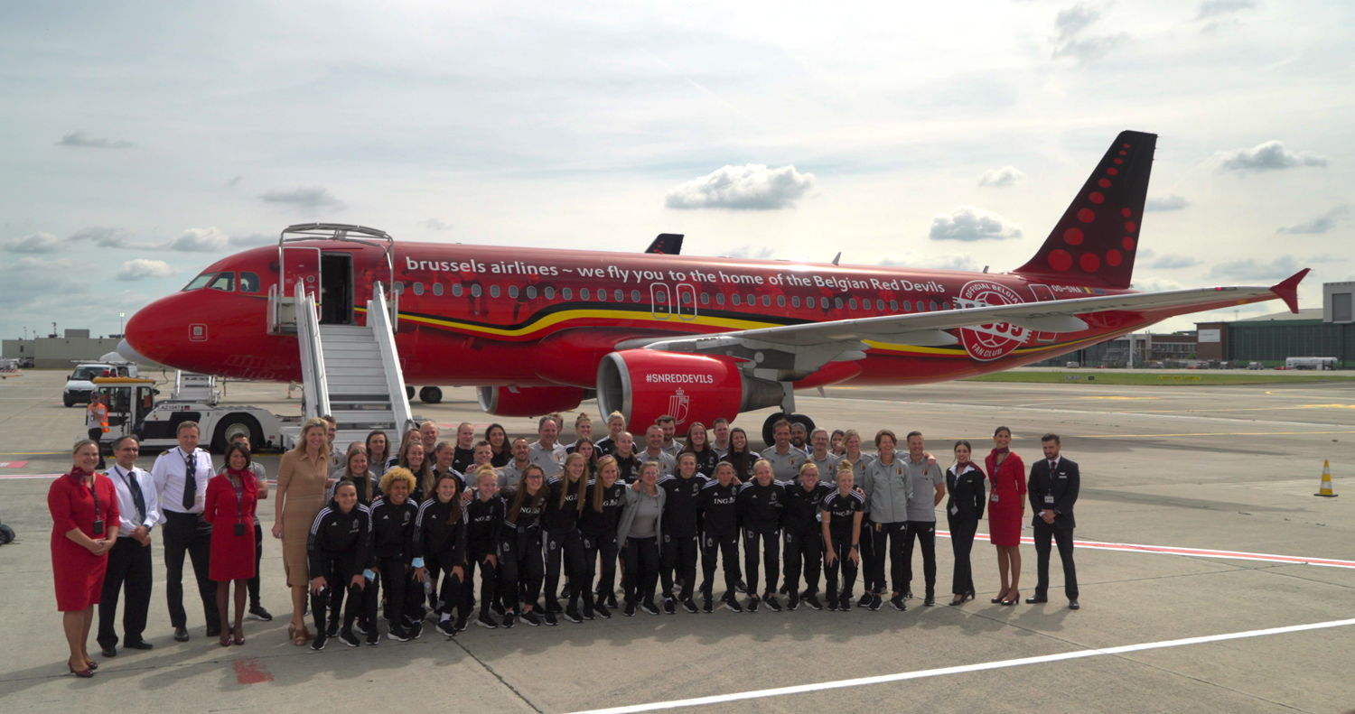 Red Flames + staff + Brussels Airlines crew