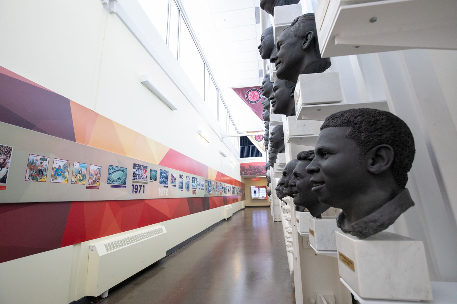 Les bustes des membres du Temple de la renommée du football canadien à l’intérieur du Terrain Tim Hortons. Crédit photo : Kevin Sousa/LCF.