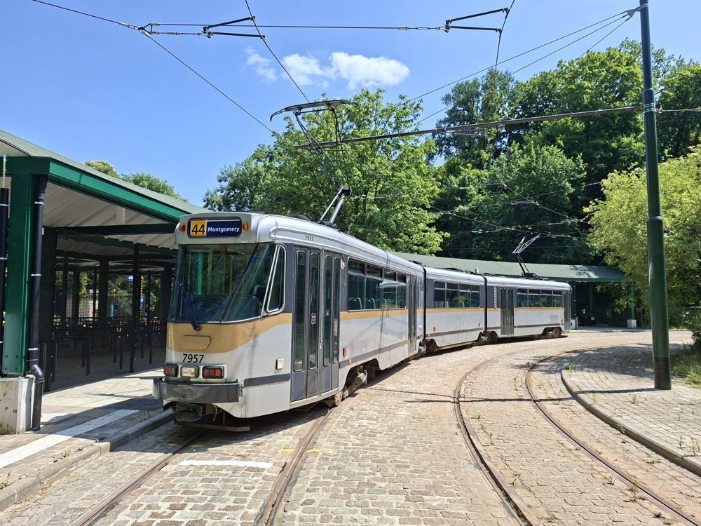 Test avec un tram PCC plus long au niveau de Tervuren Station.
