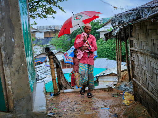 Mohammad carries his sick grandson back from the health centre. Cox’s Bazar, Bangladesh, October 2023 © Sahat Zia Hero