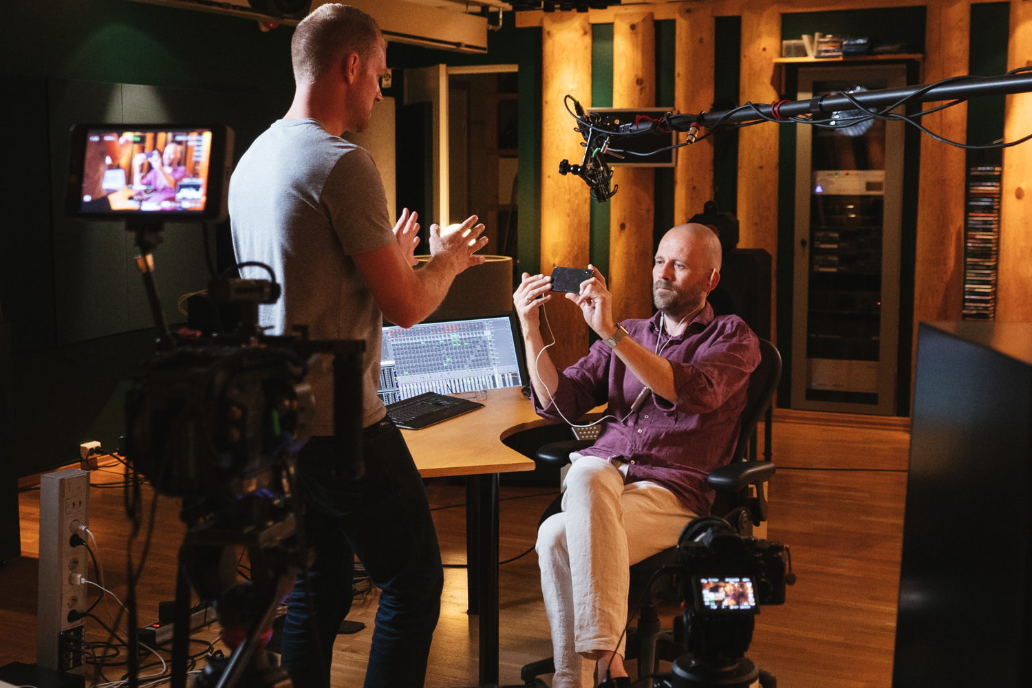 Am Set: James Capparelle (links) interviewt Morten Lindberg, norwegischer Toningenieur und Musikproduzent, der gerade Sennheisers AMBEO Smart Headset vorführt
