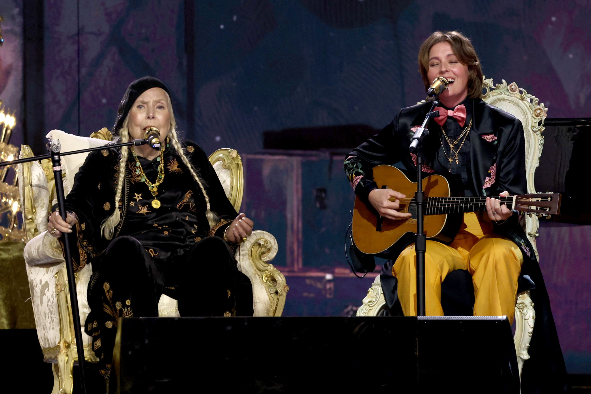 Brandi Carlile (r) performs alongside Joni Mitchell (l) during the 66th annual GRAMMY Awards, both using a Sennheiser SKM 6000 / Neumann KK 205 capsule combination (Photo Credit: Getty Images/Kevin Mazur)