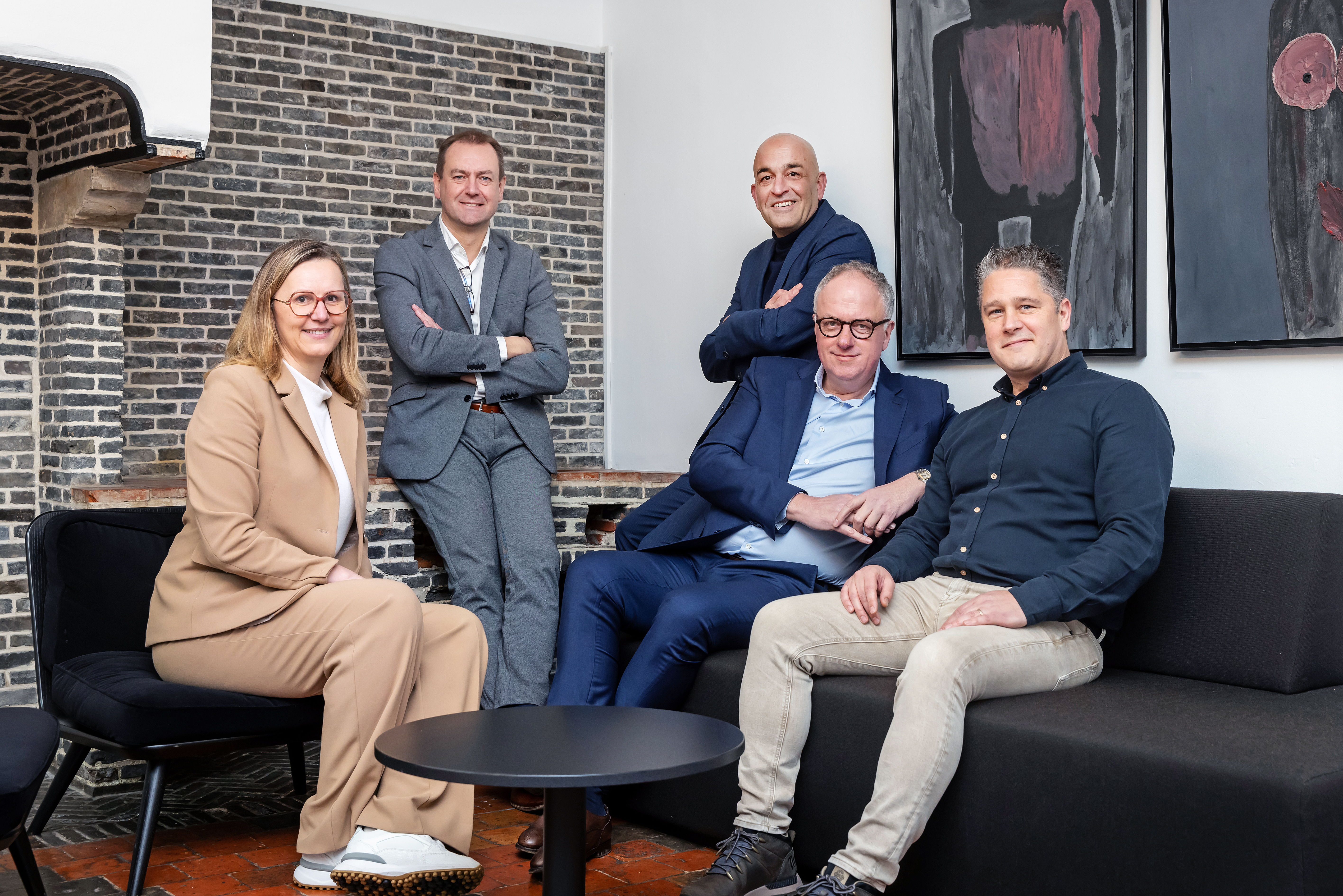 V.l.n.r Sofie Bockaert, commercieel en marketing directeur Voka-KvK Vlaams-Brabant, Tom Van Acker, algemeen manager Unifiedpost Group, Kris Claes, gedelegeerd bestuurder Voka-KvK Vlaams-Brabant, Luc Caubergh, Sales Director Corporate Unifiedpost Group en Roel Raymaekers, manager Duurzaam en Innovatief Ondernemen