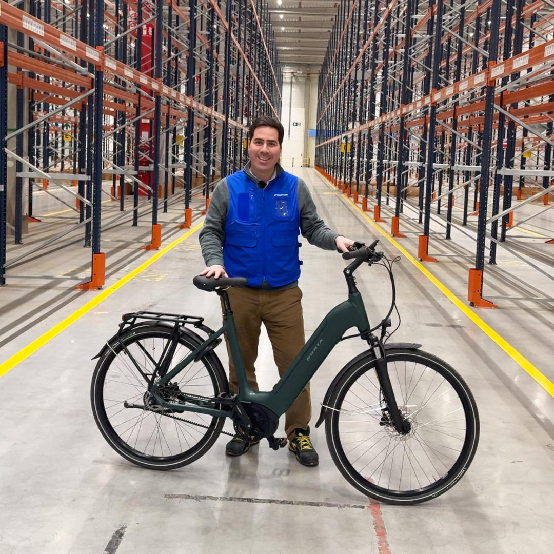 Bruno Pinto Coelho met een elektrische fiets in de circulaire hub van Decathlon in Willebroek