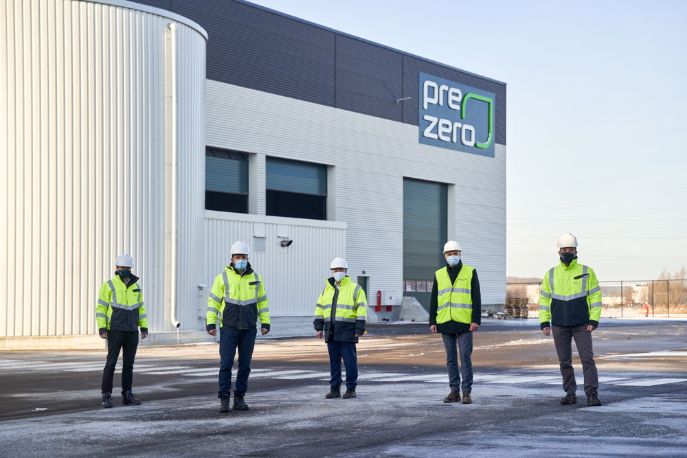 Happy faces at the commissioning of the new PreZero LVP sorting plant in Evergem, Belgium (from left): Stephan Garvs, Managing Director Board of PreZero Germany, Christian Kampmann, Head of PreZero Recycling Germany, Patrick Laevers, CEO Fost Plus, Mik Van Gaever, COO Fost Plus, and Claudy Lejeune, Managing Director PreZero Recycling Belgium. 