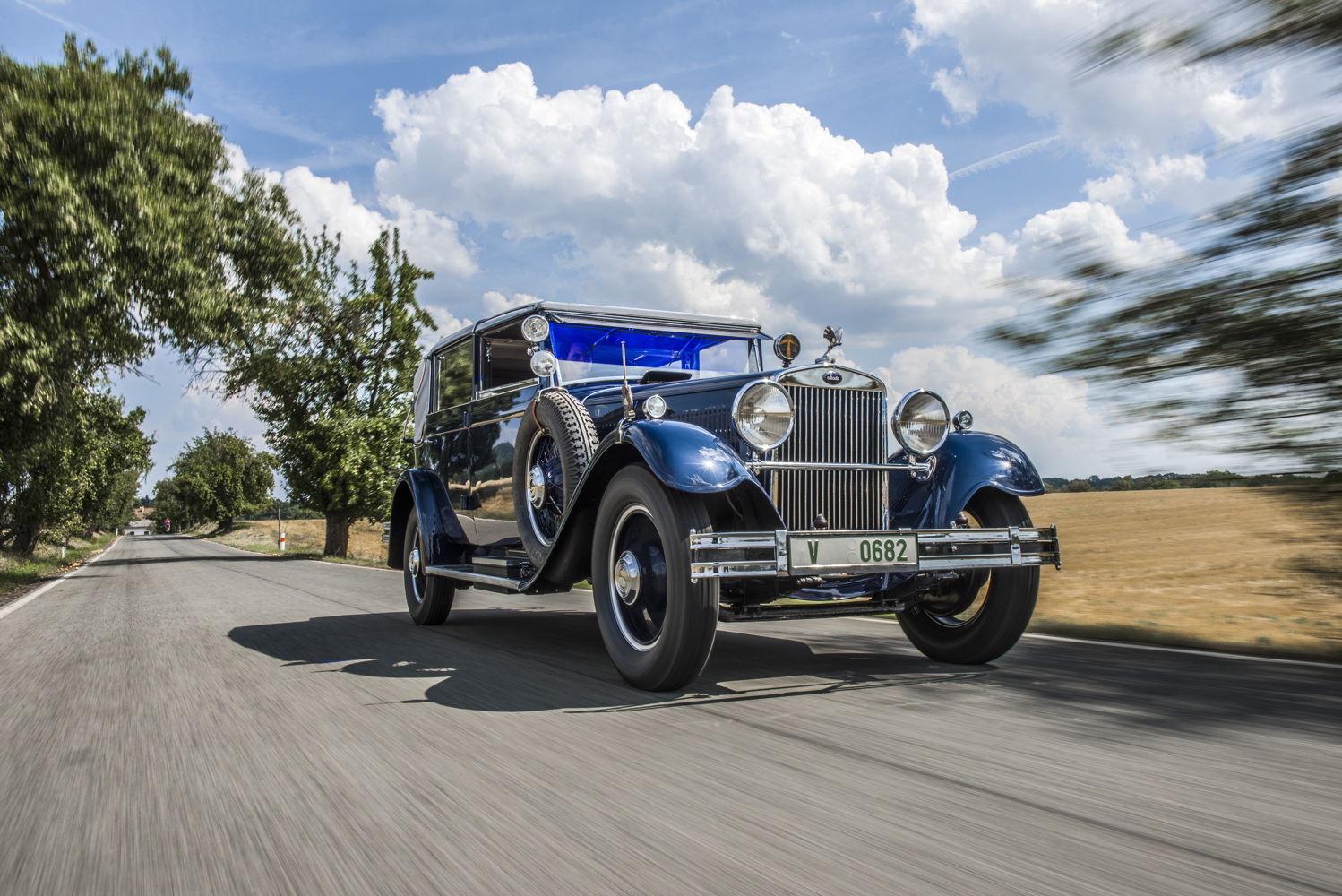 Upon the completion of a two-year restoration project, the
car manufacturer presents a ŠKODA 860 convertible as
part of the permanent exhibition at the ŠKODA Museum in
Mladá Boleslav. The valuable 1932 exhibit features a 3.9-
litre in-line engine with a 44 kW (60 hp) output. The
maximum speed of the 5.5-meter-long vehicle is 110 km/h.