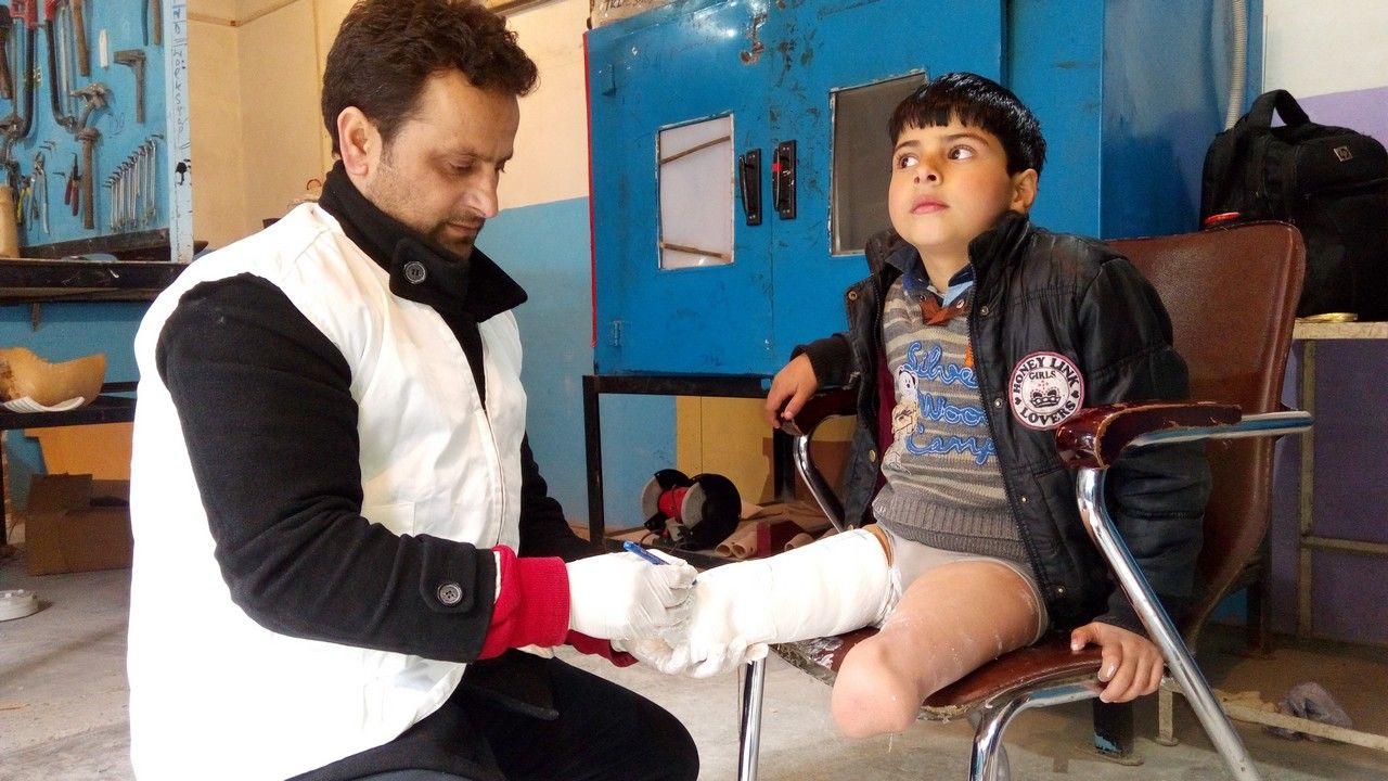 
Fayaz a perdu ses deux jambes à cause d'un reste explosif de guerre au Cachemire quand il avait 3 ans. Il a suivi des séances de réadaptation avec Handicap International. Il a reçu deux prothèses et a réappris à marcher.
© M. Ashraf / HI
Fayaz a perdu ses deux jambes à cause d'un reste explosif de guerre au Cachemire quand il avait 3 ans. Il a suivi des séances de réadaptation avec Handicap International. Il a reçu deux prothèses et a réappris à marcher.

Publié le 14 décembre, le rapport 2017 de l’Observatoire des min