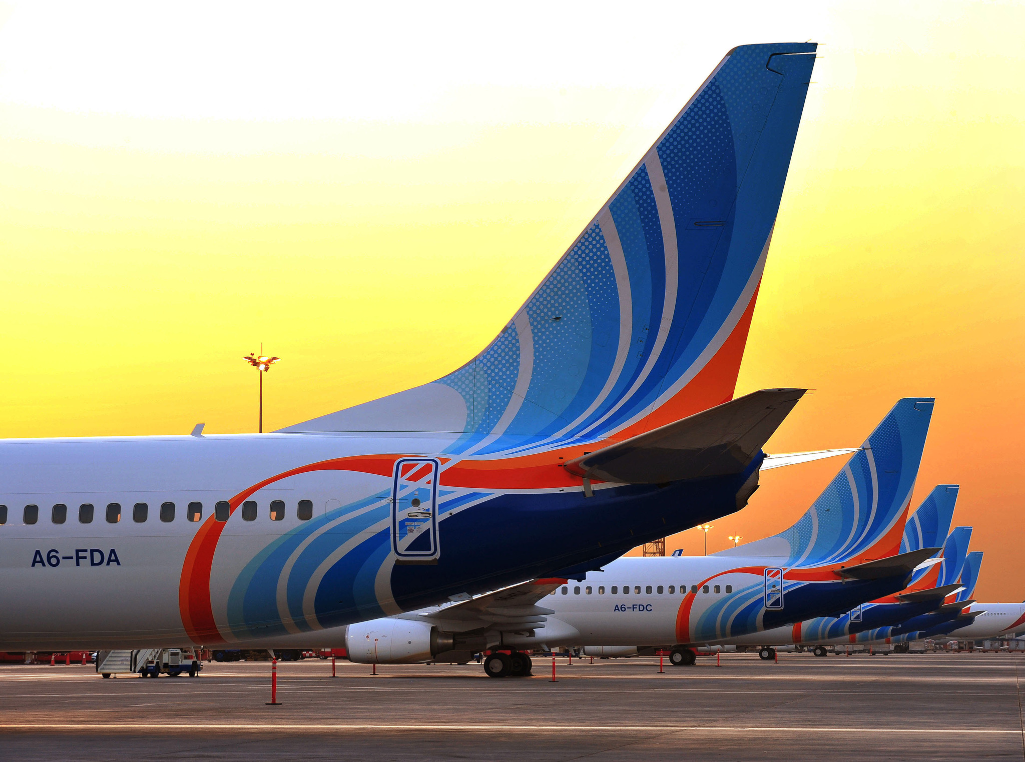 Сайт flydubai com. Fly Dubai Boeing 737. Боинг 737-800 ОАЭ. Ливрея flydubai.