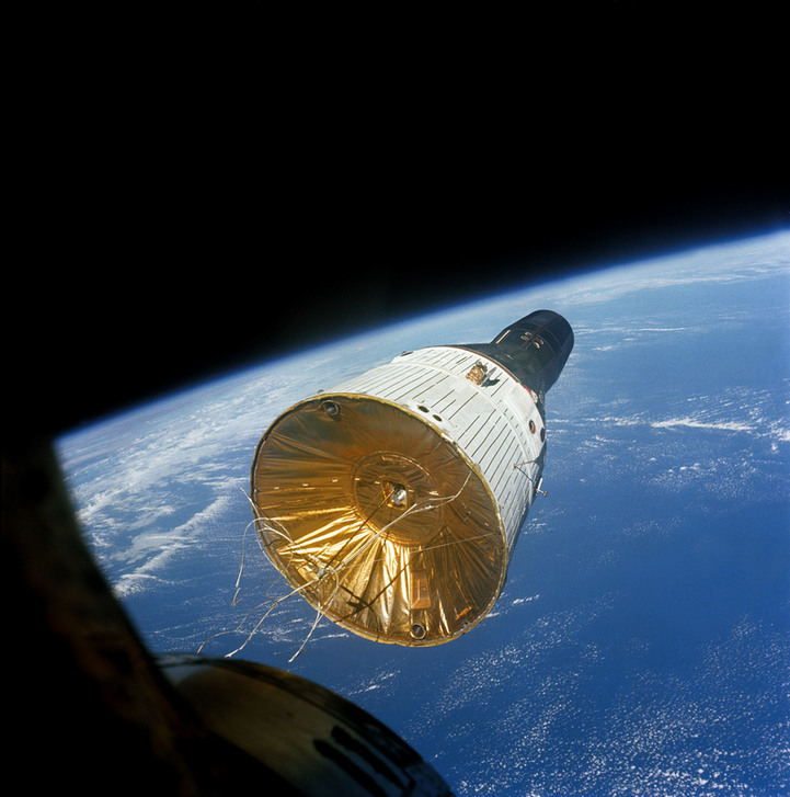 AKG9068019 "Gemini VI in orbit 160 miles (257 km) above Earth, December 15, 1965. Creators: James A Lovell Jr, Frank Borman." ©Heritage Images / Heritage Space / akg-images AKG9068019 "Gemini VI in orbit 160 miles (257 km) above Earth, December 15, 1965. Creators: James A Lovell Jr, Frank Borman." ©Heritage Images / Heritage Space / akg-images