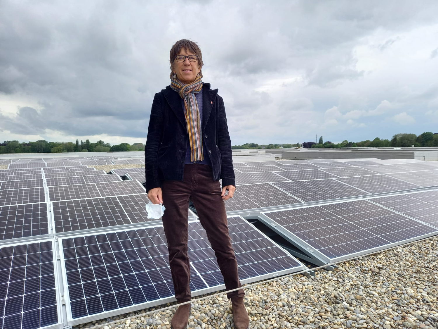 gedeputeerde Riet Gillis, bevoegd voor Energie en Klimaat op het dak van crematorium Siesegem in Aalst