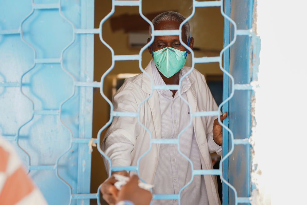 Mahad Sofe, dispensary assistant working at the MSF-supported TB hospital in Galkayo North hands over drugs to a TB patient who came to receive his daily dose | Date taken: 10/09/2024 | Photographer: Mohamed Ali Adan