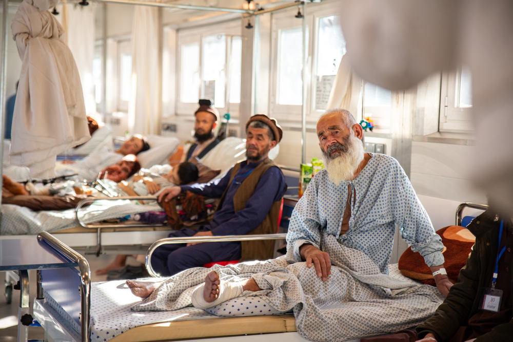 Patients listen to a morning briefing in MSF’s male inpatient department in the Kunduz Trauma Centre, Afghanistan. Shir Ali (in the forefront), nicknamed “Lion,” was admitted to the hospital after being injured in a traffic accident in Kunduz City. The inpatient department in Kunduz has 54 beds and the average bed occupancy rate is 75%. Photographer: Nava Jamshidi | Location: Afghanistan | Date: 24/11/2022